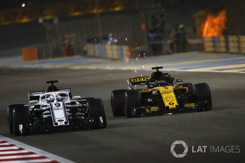 Marcus Ericsson, Sauber C37 Ferrari, battles with Nico Hulkenberg, Renault Sport F1 Team R.S. 18