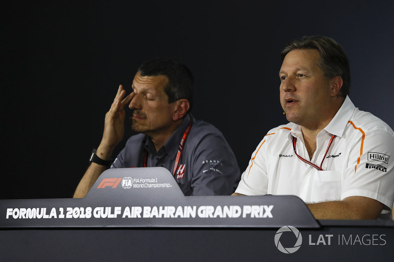 Guenther Steiner, Haas F1 Takım Patronu ve Zak Brown, McLaren Direktörü, basın toplantısında