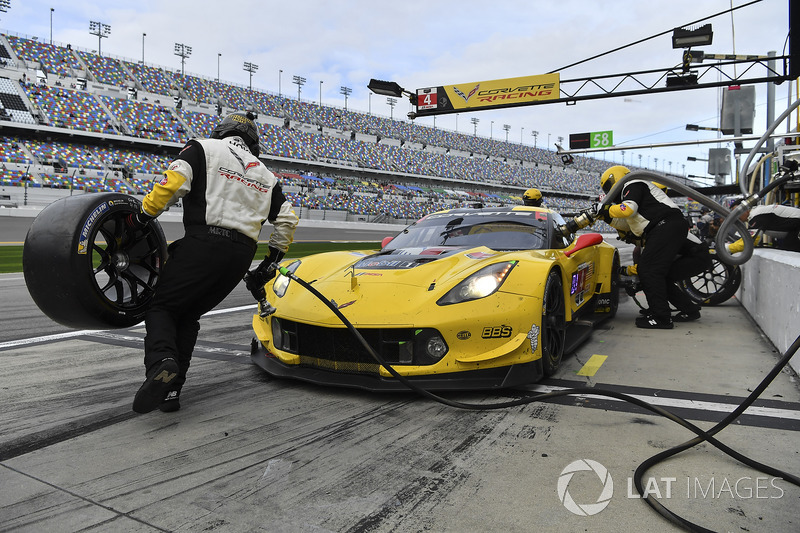 #4 Corvette Racing Chevrolet Corvette C7.R, GTLM: Oliver Gavin, Tommy Milner, Marcel Fassler pit stop