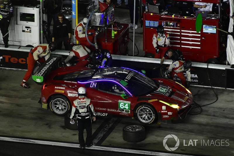 #64 Scuderia Corsa Ferrari 488 GT3, GTD: Bill Sweedler, Townsend Bell, Frankie Montecalvo, Sam Bird pit stop