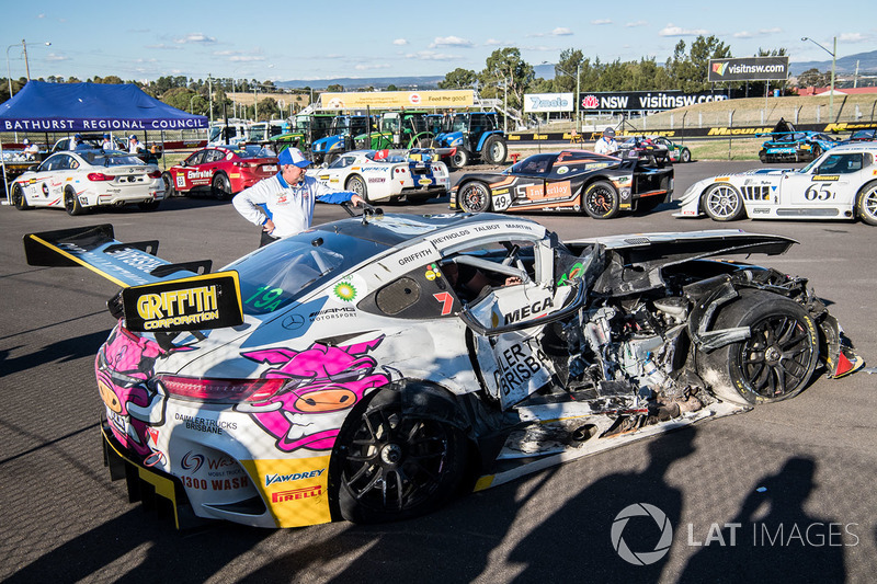 #19 Nineteen Corp P/L Mercedes AMG GT3: David Reynolds, John Martin, Liam Talbot, Mark Griffith dopo l'incidente