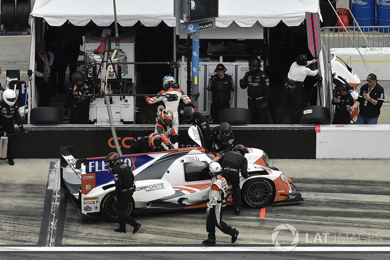 #54 CORE autosport ORECA LMP2, P: Jon Bennett, Colin Braun, Romain Dumas, Loic Duval, pit stop