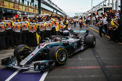 Lewis Hamilton, Mercedes-AMG F1 W09 EQ Power+ en el parque cerrado