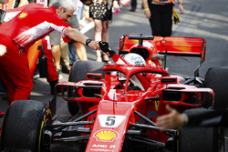 Sebastian Vettel, Ferrari SF71H, es recibido por Maurizio Arrivabene, director Ferrari, después de t