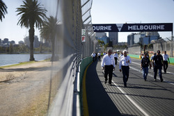 Charlie Whiting, Delegato FIA, cammina lungo il circuito