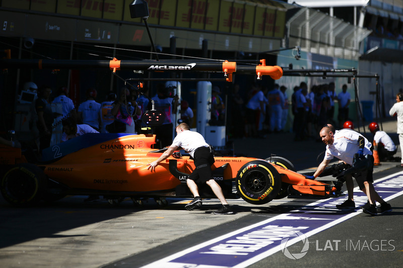 La monoposto di Stoffel Vandoorne, McLaren MCL33 Renault, viene riportata al box
