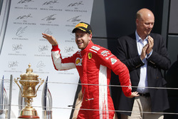 Il vincitore della gara Sebastian Vettel, Ferrari, festeggia sul podio