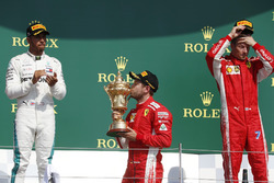 Il vincitore della gara Sebastian Vettel, Ferrari, festeggia sul podio