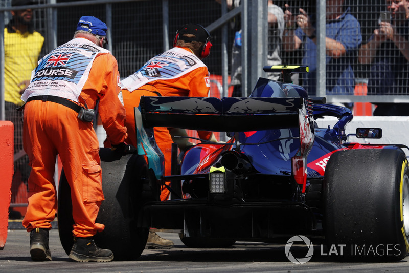 I marshal spostano la monoposto di Pierre Gasly Toro Rosso STR13