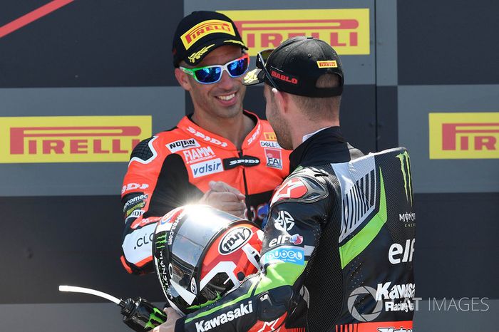 Jonathan Rea, Kawasaki Racing, saluda a Marco Melandri, Aruba.it Racing-Ducati SBK Team, en el podio. Melandri fue durante años una estrella de MotoGP y ganador de carreras,