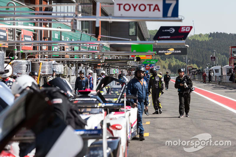 Motorsport.com signage on pitlane