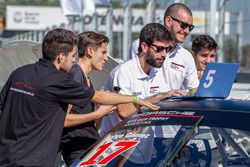 Trabajo de los ingenieros sobre uno de los autos de la Porsche GT3 Cup Trophy Argentina