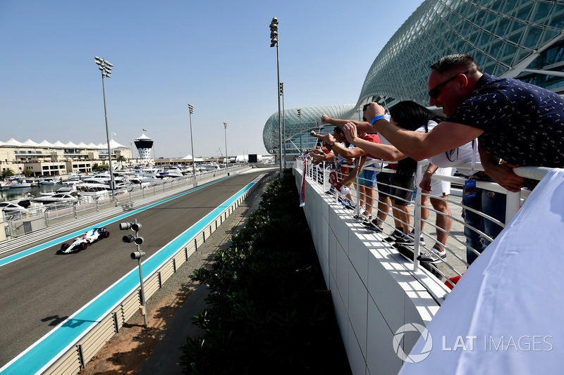 Fans memberi semangat kepada Robert Kubica, Williams FW40