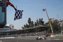 Esteban Ocon, Sahara Force India VJM10, passe sous le drapeau à damier