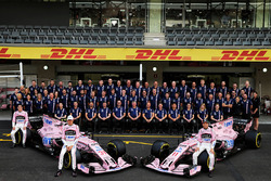 Гонщики Sahara Force India F1 Эстебан Окон и Серхио Перес в окружении команды