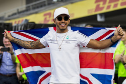 2017 wereldkampioen Lewis Hamilton, Mercedes AMG F1 viert feest met zijn team