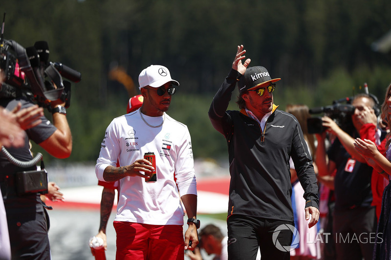 Lewis Hamilton, Mercedes AMG F1, y Fernando Alonso, McLaren