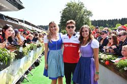 Charles Leclerc, Sauber, con delle ragazze