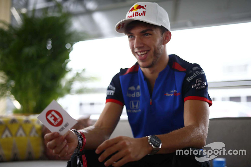 Pierre Gasly, Scuderia Toro Rosso, saat sesi wawancara bersama majalah F1 Racing