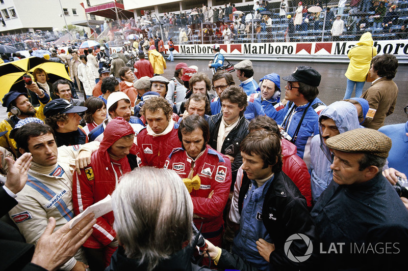 Drivers attend the briefing before the race: Carlos Pace, Niki Lauda, John Watson, Jochen Mass, Emerson Fittipaldi, Vittorio Brambilla, Tom Pryce and Jean-Pierre Jarier