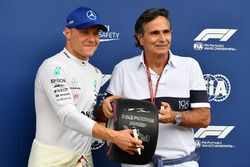 Zwycięzca kwalifikacji Valtteri Bottas, Mercedes AMG F1 otrzymuję nagrodę Pirelli Pole Position Awaard od Nelsona Piqueta