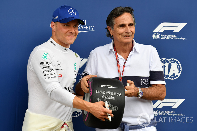 Le poleman Valtteri Bottas, Mercedes AMG F1 reçoit le Pirelli Pole Position Award des mains de Nelson Piquet