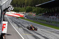 Racewinnaar Max Verstappen, Red Bull Racing RB14 wordt afgevlagd