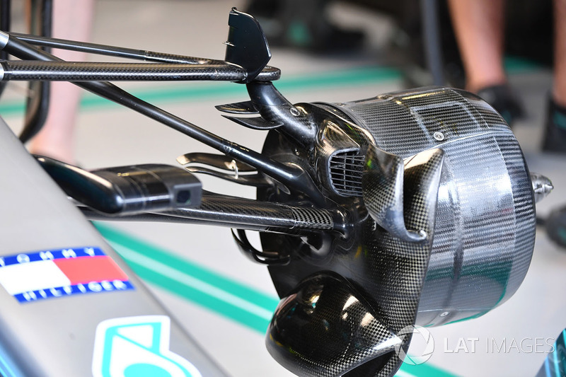 Mercedes-AMG F1 W09 front wheel hub and brake duct detail