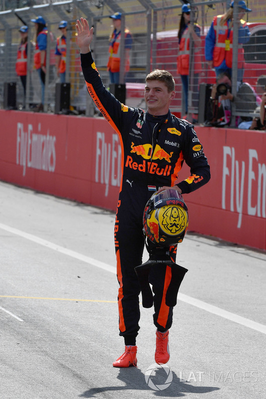 Il vincitore della gara Max Verstappen, Red Bull Racing, festeggia nel parco chiuso
