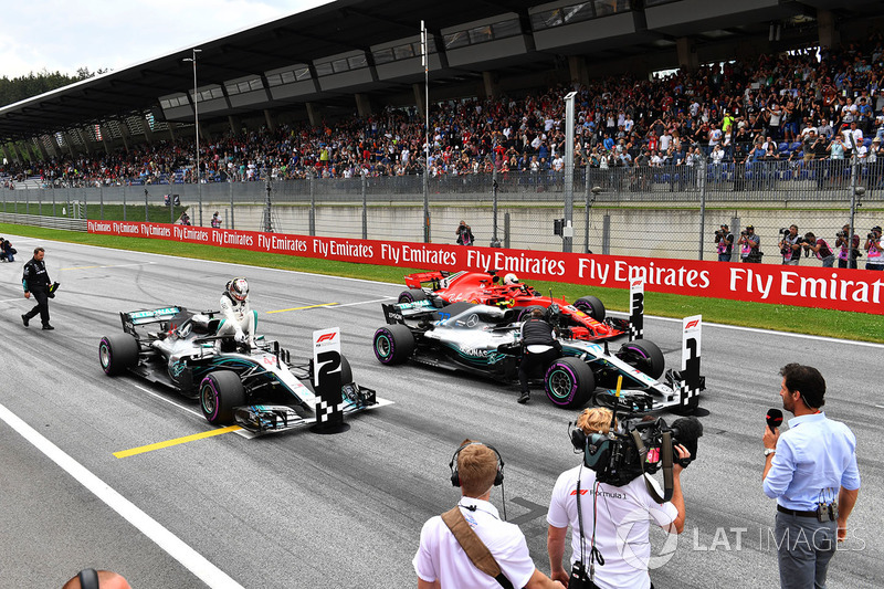 Lewis Hamilton, Mercedes-AMG F1 W09, Valtteri Bottas, Mercedes-AMG F1 W09 y Sebastian Vettel, Ferrari SF71H en parc ferme