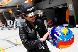 L'actrice Carina Lau avec le casque de Fernando Alonso, McLaren