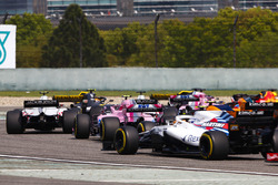 Кевин Магнуссен, Haas F1 Team VF-18, Эстебан Окон, Sahara Force India F1 VJM11, и Сергей Сироткин, Williams FW41