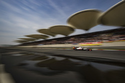 Romain Grosjean, Haas F1 Team VF-18 Ferrari en Fernando Alonso, McLaren MCL33 Renault
