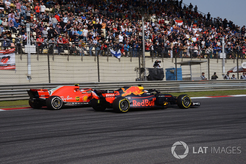 Daniel Ricciardo, Red Bull Racing RB14 y Kimi Raikkonen, Ferrari SF71H batalla