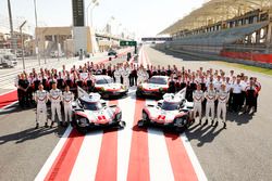 #1 Porsche Team Porsche 919 Hybrid: Neel Jani, Andre Lotterer, Nick Tandy, #2 Porsche Team Porsche 919 Hybrid: Timo Bernhard, Earl Bamber, Brendon Hartley, #91 Porsche Team Porsche 911 RSR: Richard Lietz, Frédéric Makowiecki, #92 Porsche Team Porsche 911 RSR: Michael Christensen, Kevin Estre avec les membres de l'équipe Porsche