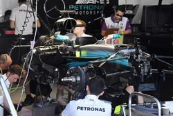 IL team Mercedes AMG F1 al lavoro sulla monoposto di Lewis Hamilton