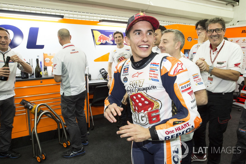 Campeón del mundo Marc Márquez, Repsol Honda Team celebra con el equipo