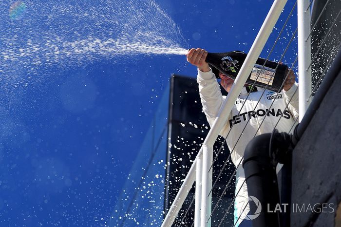Podio: segundo lugar Valtteri Bottas, Mercedes AMG F1 celebra