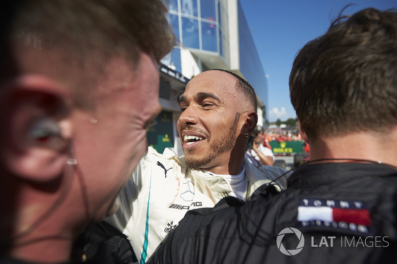 Lewis Hamilton, Mercedes AMG F1, viert zijn overwinning met het team in Parc Ferme