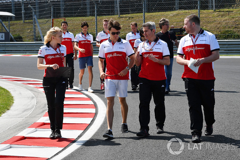 Charles Leclerc, Sauber, cammina lungo il circuito con Ruth Buscombe, ingegnere della startegia, Sauber, e Xevi Pujolar, Capo dell'ingegneria in pista, Sauber
