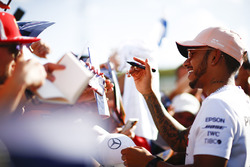 Lewis Hamilton, Mercedes AMG F1, taraftarlara imza dağıtıyor