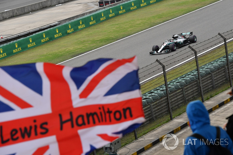 Lewis Hamilton, Mercedes-AMG F1 W09 EQ Power+ et le drapeau du Royaume-Uni