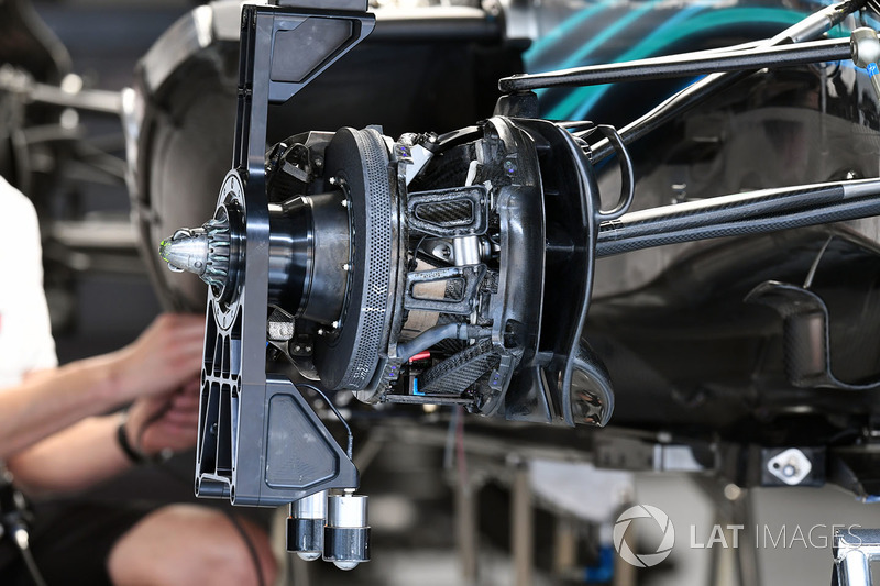 Mercedes-AMG F1 W09 EQ Power freno delantero y detalle del cubo de la rueda