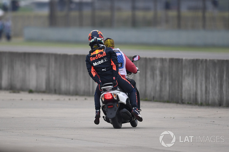 Daniel Ricciardo, Red Bull Racing detenido en la pista en PL3 y toma un scooter