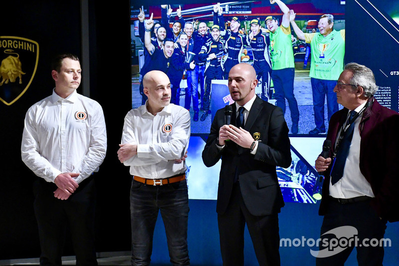 Gottfried Grasser, Armando Donazzan, Giorgio Sanna, Franco Nugnes, e i piloti Andrea Caldarelli, Mirko Bortolotti e Christian Engelhart