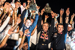 I vincitori #303 Peugeot Sport Peugeot 3008 DKR: Carlos Sainz, Lucas Cruz