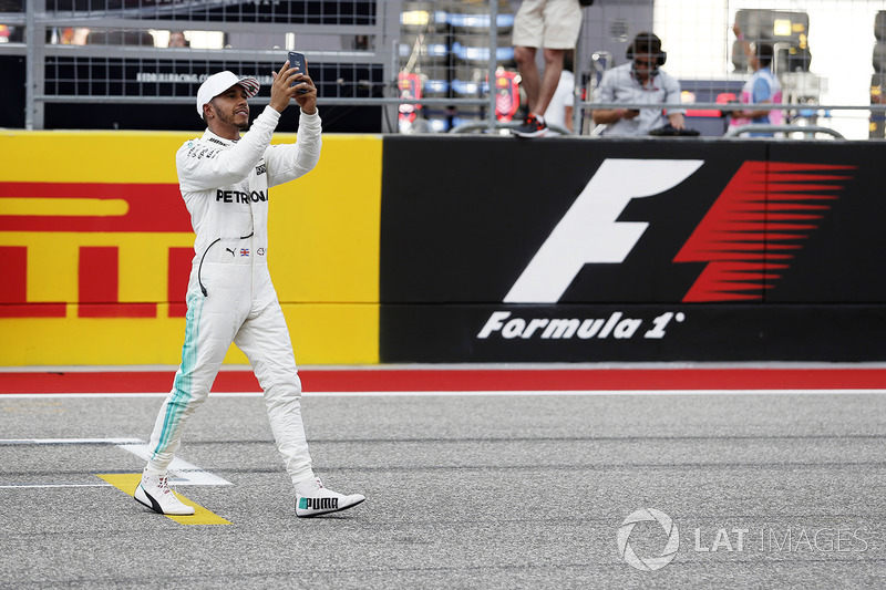 Ganador de la pole Lewis Hamilton, Mercedes AMG F1 celebra en parc ferme