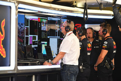 Dr Helmut Marko, Red Bull in de garage