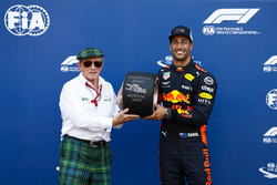Daniel Ricciardo, Red Bull Racing, recibe el trofeo de la pole position de Pirelli de Sir Jackie Stewart