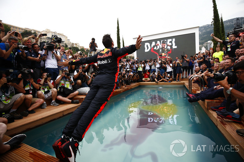 Daniel Ricciardo, Red Bull Racing, se zambulle en la piscina de la estación Red Bull Energy